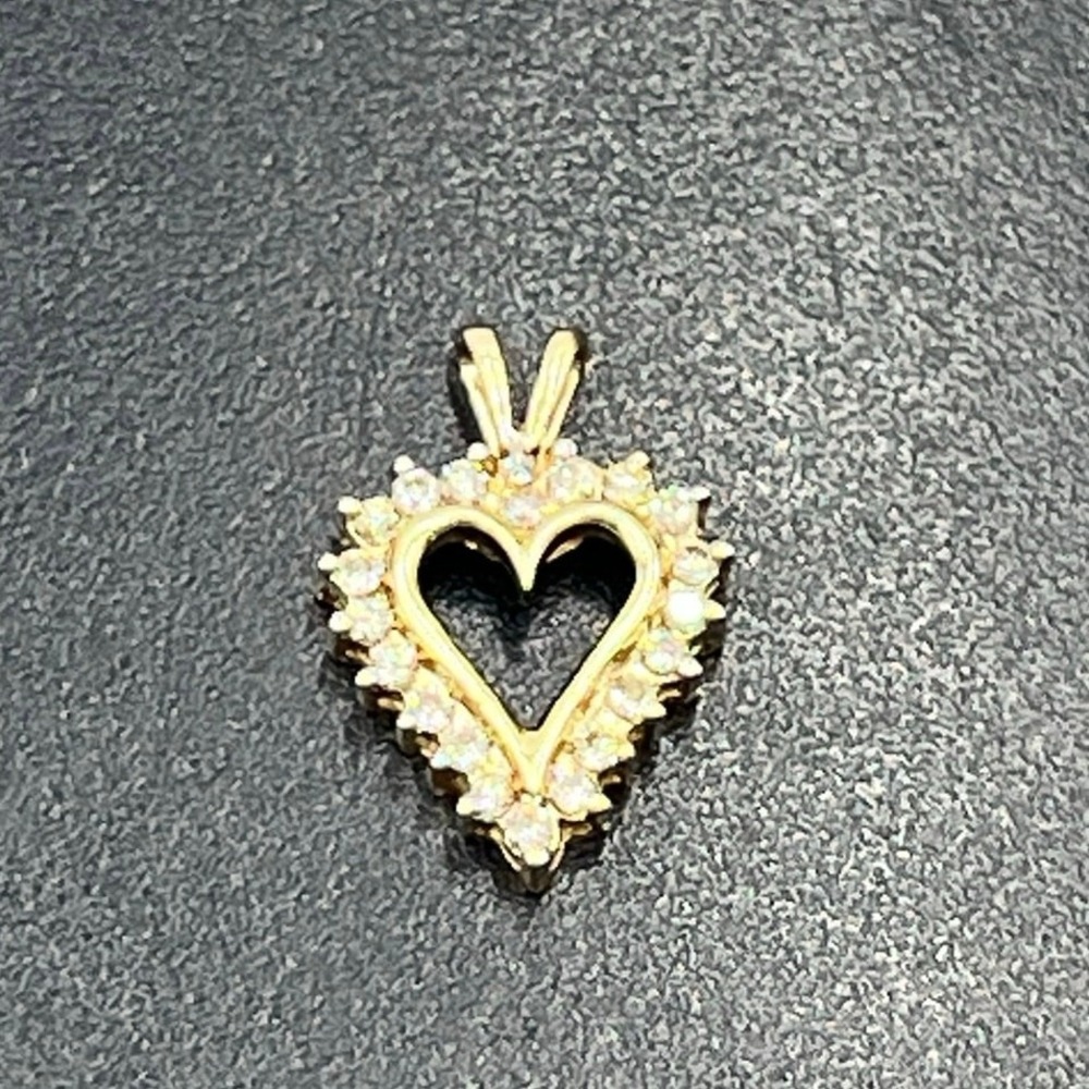 Signed 10K Yellow Gold Diamond Heart 0.20ct TW 20 Diamond 1.25g Pendant